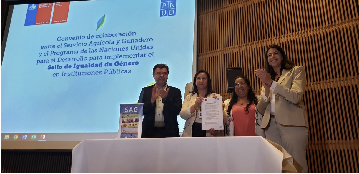 Chile’s Agriculture and Livestock Service (SAG) became the new public institution to sign for the UNDP Gender Seal, in a ceremony held at the Bicentennial Building on the morning of Monday 27 March.